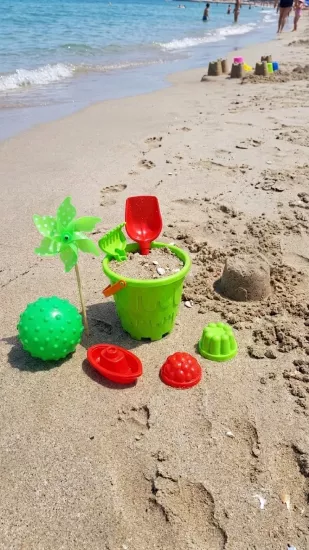 Kova, Kürek ,Tırmık, Gemi, Kum Kalıpları, Havuz Topu Plaj Oyuncak Seti
